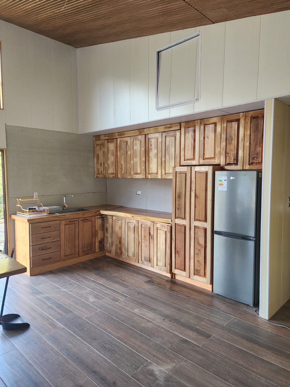 Cocina rústica en madera de ciprés